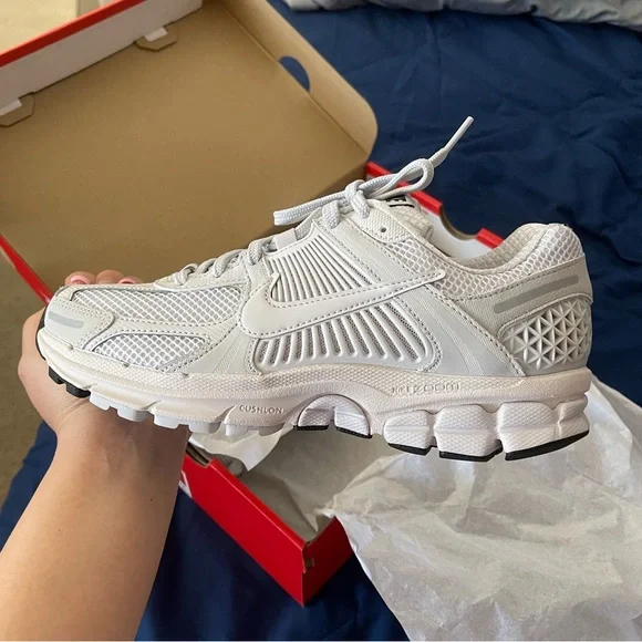 BRAND NEW NIKE VOMERO 5 - Picture 1 of 3